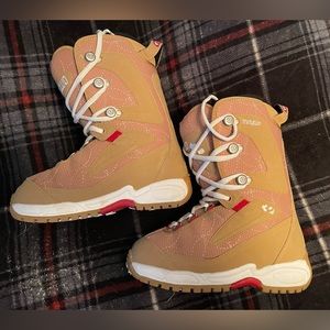 Thirty Two Snowboarding boots. New never wore. Women size 8. Tan in color.